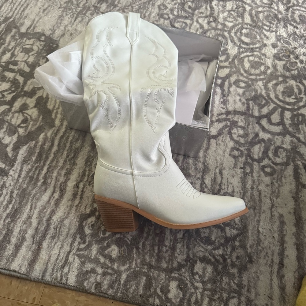 Amazon White Western-Style Women's Fashion Boots Size 11
